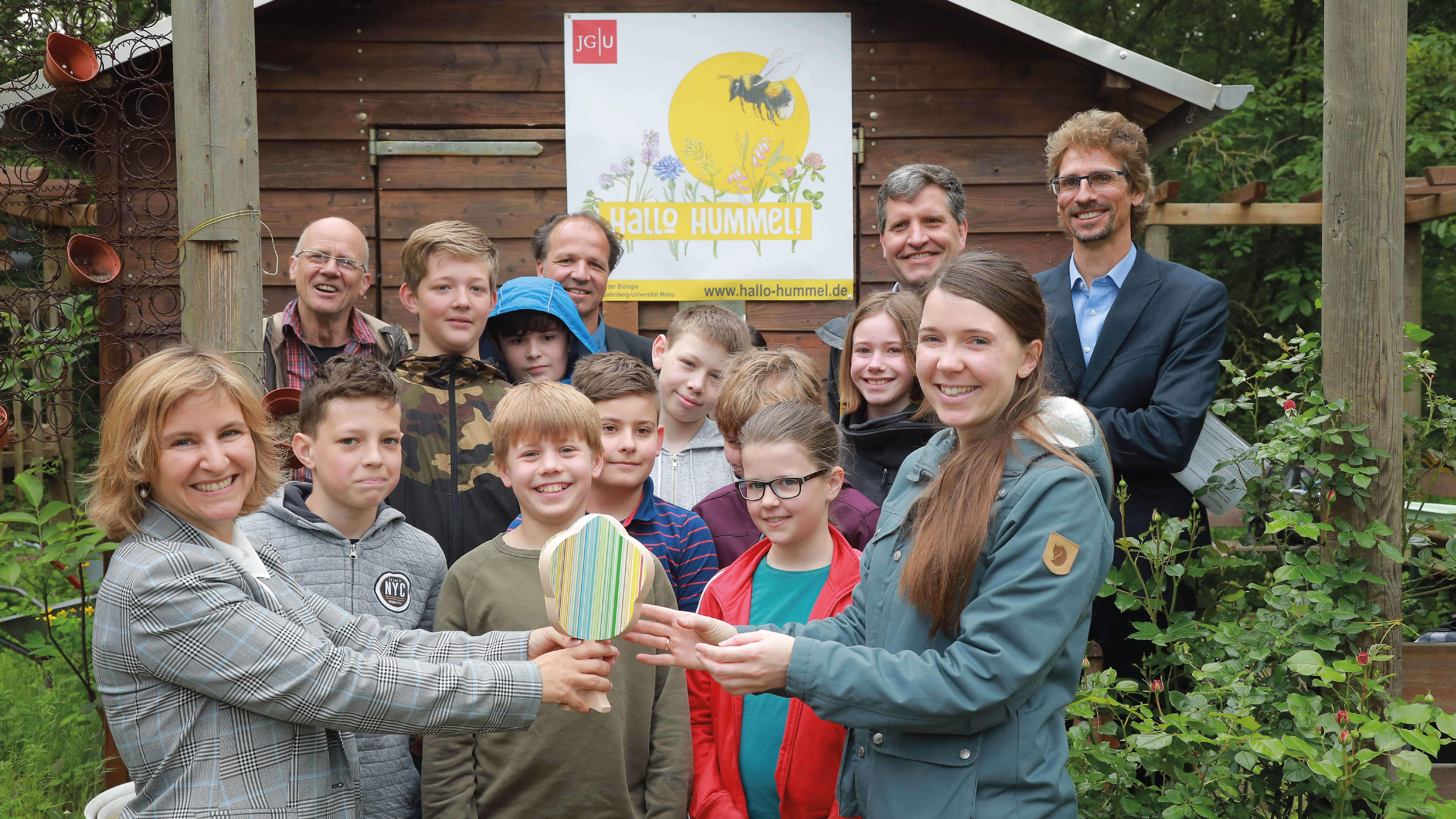 Übergabe der Auszeichnung der UN-Dekade biologische Vielfalt durch Umweltdezernentin Katrin Eder an der IGS Mainz-Bretzenheim - Foto/©: Bernd Eßling, JGU