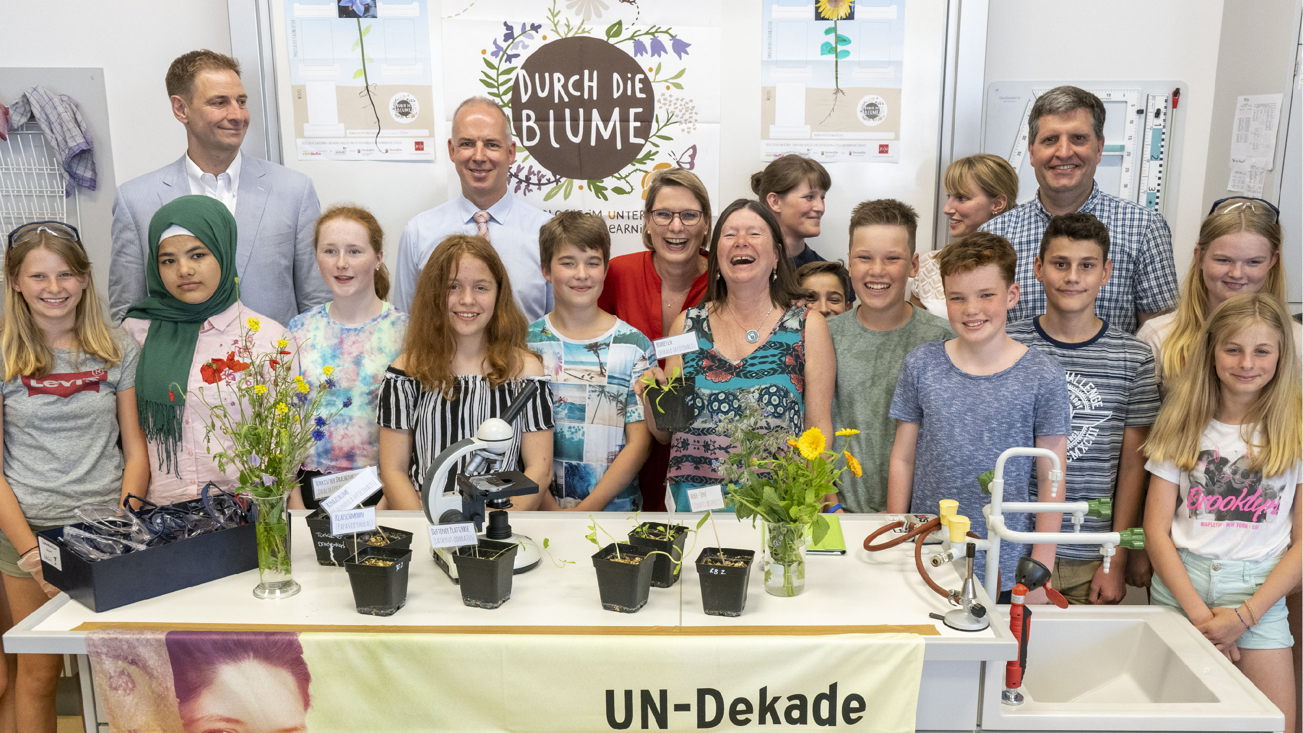 Ministerinnen Höfken und Hubig zu Besuch im BLUMEn-Labor im Juni 2019. Foto/©: Stefan F. Sämmer, JGU