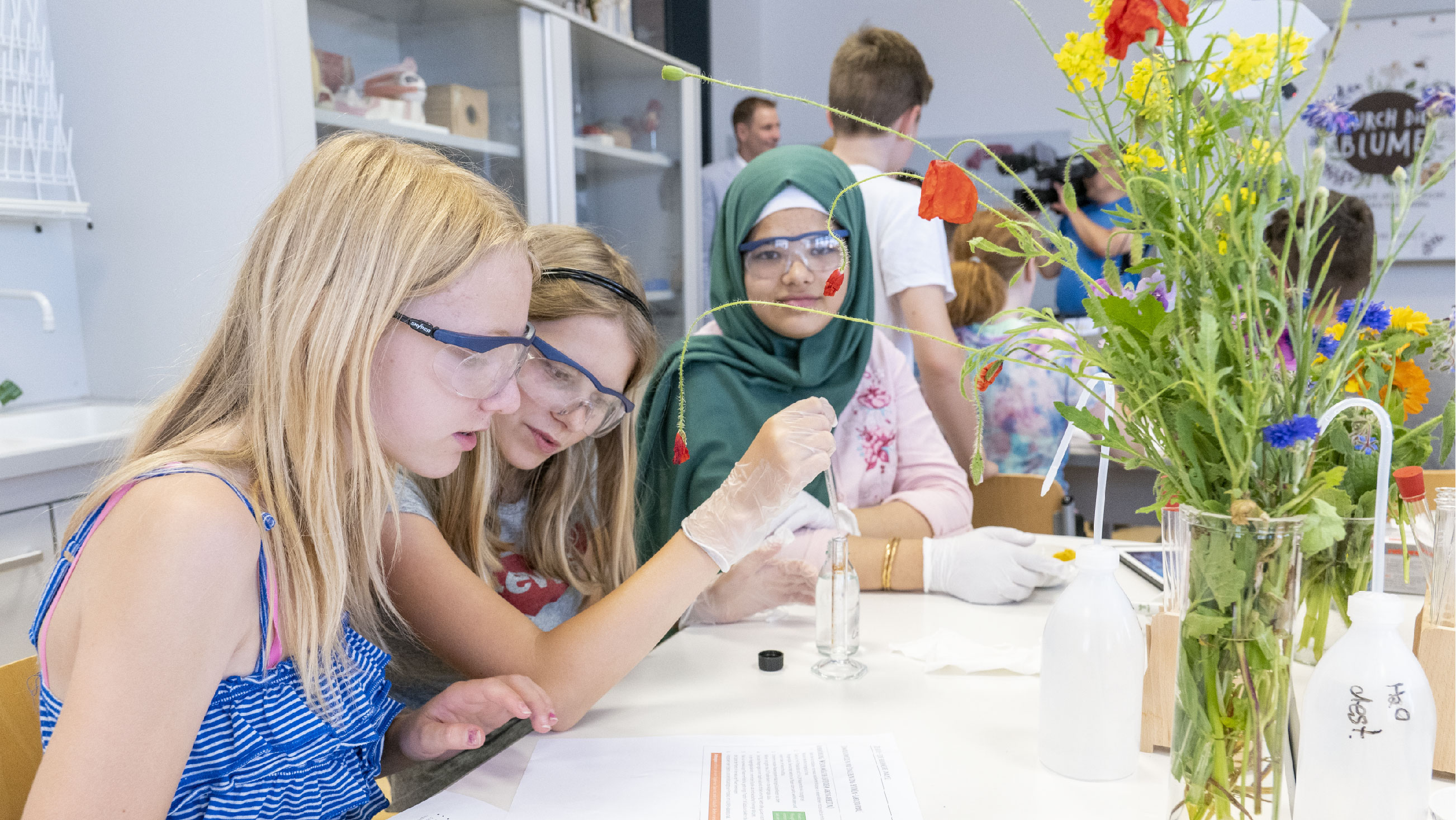 Schülerinnen beim Extrahieren und Auftrennen von Blütenfarbstoffen. Foto/©: Stefan F. Sämmer, JGU