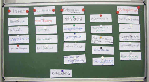 Im Seminar des Bachelor-Moduls erarbeiten wir gemeinsam die Kriterien einer guten Seminar-Präsentation. - Foto/©: AG Didaktik der Biologie, JGU